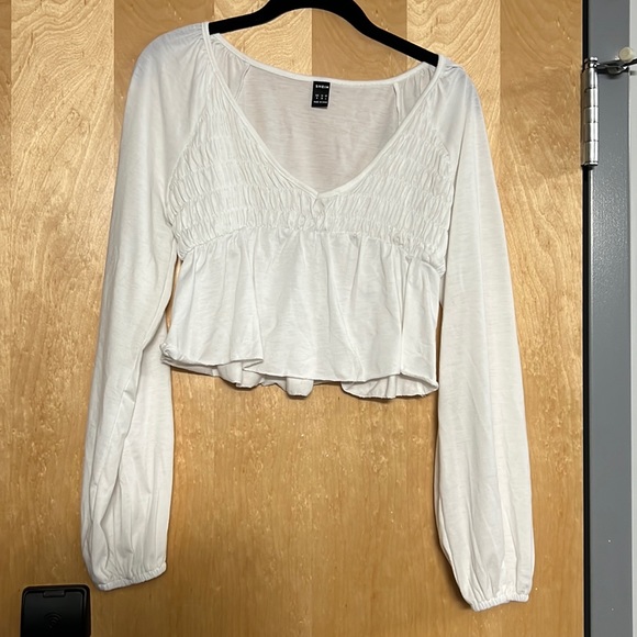 Lantern sleeve cropped shite v-neck top - Picture 2 of 2